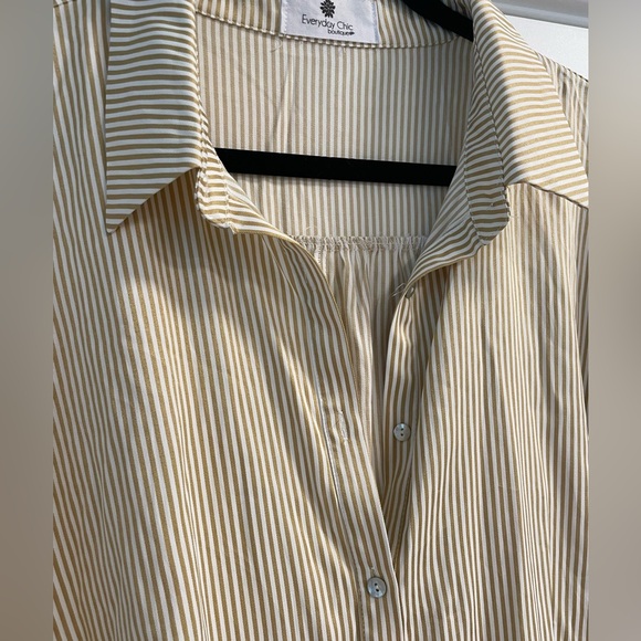 Everyday Chic Boutique Button Down Swing Top. Cream & Gold Stripes. Size M/L. - Picture 3 of 6